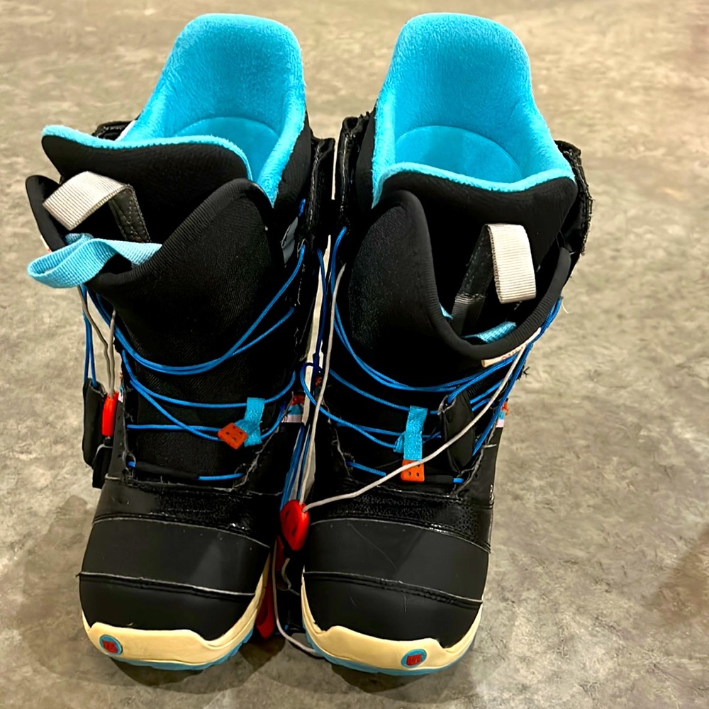 No smells. In good shape. No stains. Snowboarding boots